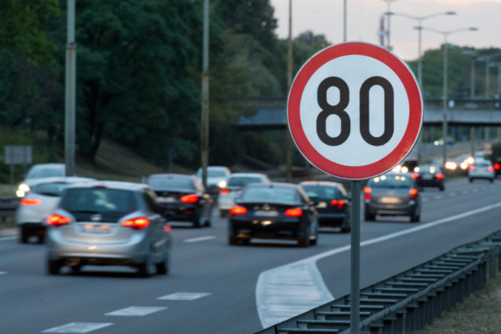 Por ahora, el margen de 20 km/h al adelantar seguirá vigente