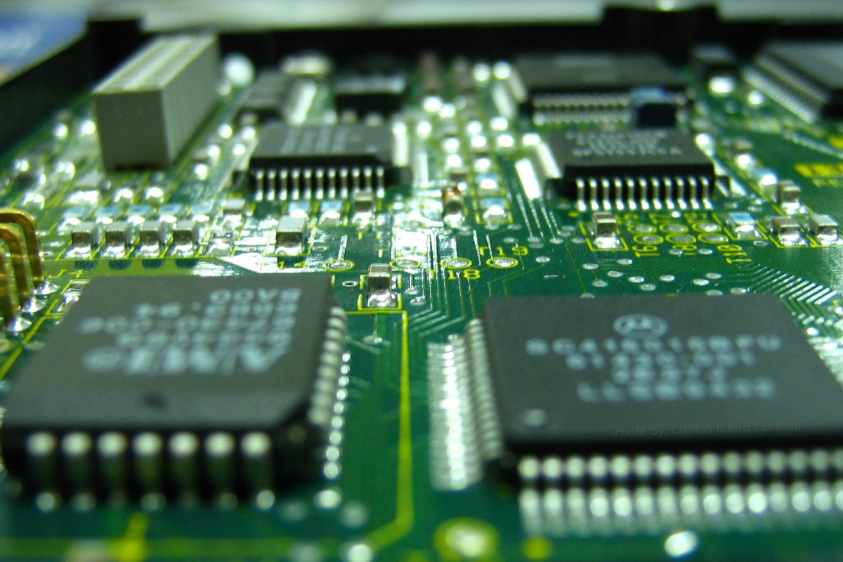 ANFAC y SERNAUTO solicitan al gobierno un plan de choque para producir baterías y chips en España chips